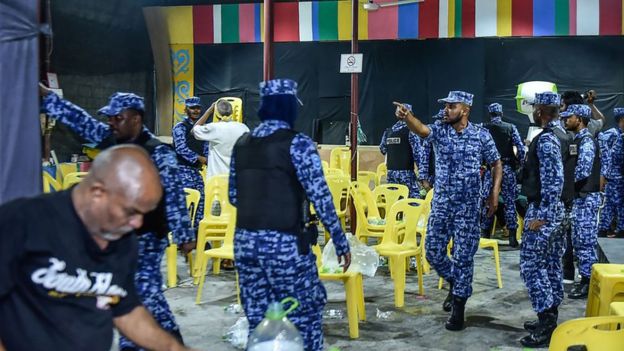 马尔代夫警方于2018年2月2日进入主要反对派马尔代夫民主檔(MDP)阵营,以分裂反对派支持者的庆祝活动