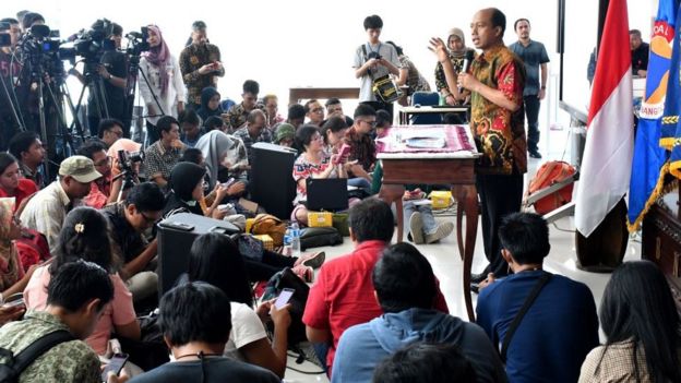 Sutopo Purwo Nugroho berbicara kepada awak media dalam jumpa pers.