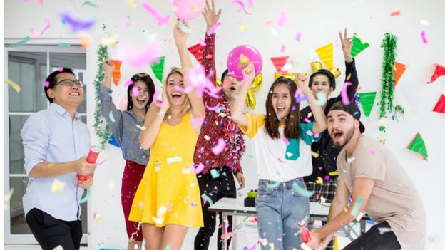 Grupo de personas celebrando una fiesta.