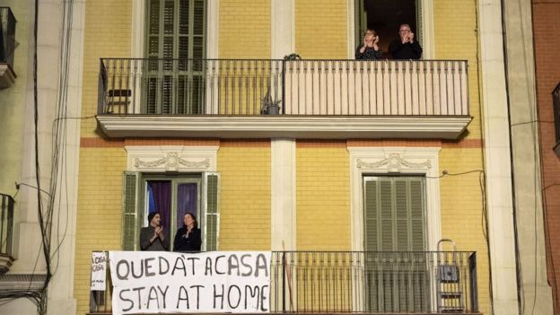 Vecinos aplauden desde un balcón durante un flash mob convocado en las redes sociales.