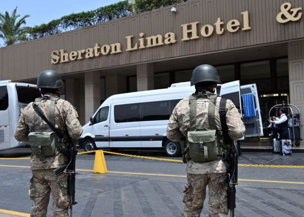 Militares frente al hotel Sheraton Lima, en Perú, el 16 de marzo de 2020.