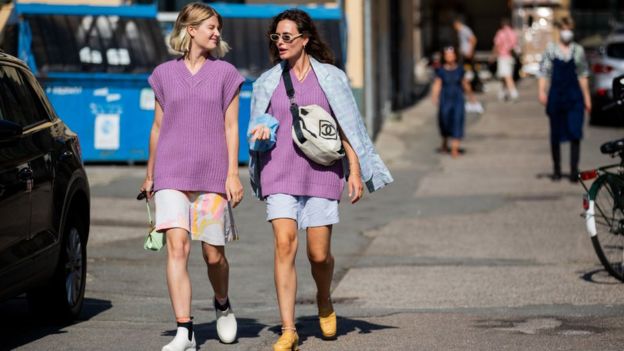 гостьи недели моды в Копенгагене в лиловых жилетках