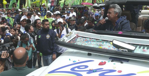 Lenín Moreno se desplaza en un auto mientras habla con sus seguidores durante la campaña presidencial.