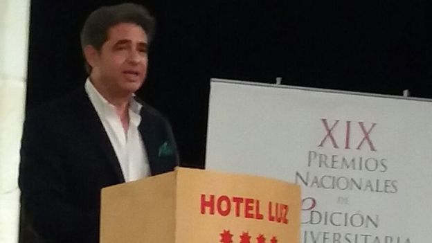 Juan Castilla Brazales durante su discurso de agradecimiento, pronunciado en Castellón el día en que recogió el premio nacional otorgado por la Unión de Editoriales Universitarias Españolas