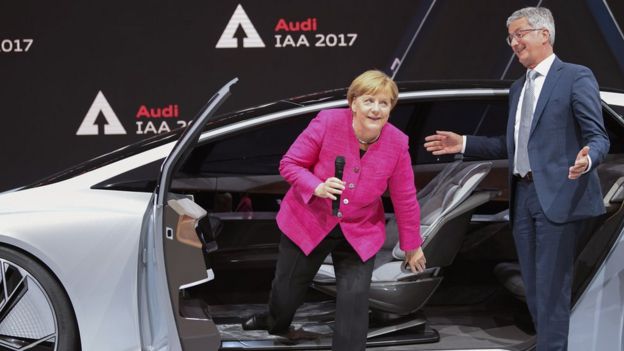 Еще год назад Штадлер показывал Меркель концепт автономного электромобиля Audi Aicon на франкфуртском автосалоне