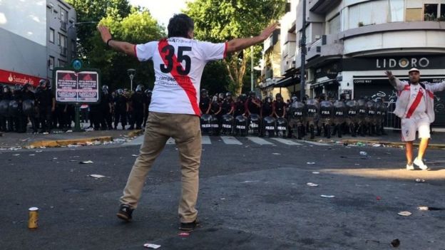 Aficionados de River en el despliegue policial