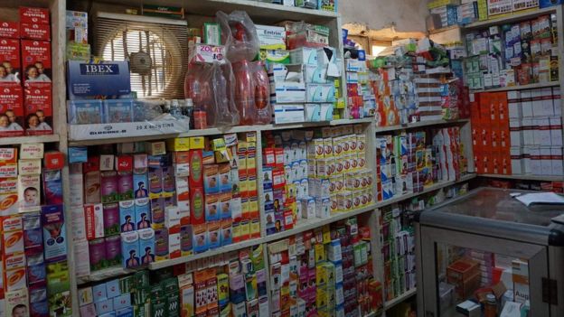 Cette photo prise le 2 décembre 2019 à Ibafo, dans l'État d'Ogun, au sud-ouest du Nigeria, montre des médicaments en vente dans une pharmacie. - L'Organisation mondiale de la santé (OMS) estime que chaque année, quelque 100 000 personnes en Afrique meurent parce qu'elles ont pris des médicaments "falsifiés ou de qualité inférieure". Afin de lutter contre ce fléau, les présidents de sept pays - la République du Congo, la Gambie, le Ghana, le Niger, le Sénégal, le Togo et l'Ouganda - se sont réunis le 17 janvier à Lomé pour signer un accord visant à criminaliser le trafic de faux médicaments