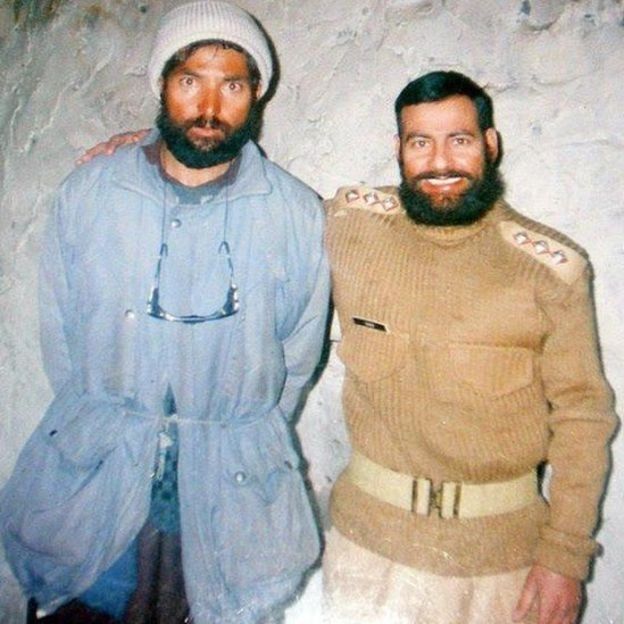 புகைப்படத்தின் வலது பக்கத்தில் இருப்பவர் கேப்டன் கர்னல் லையன்.