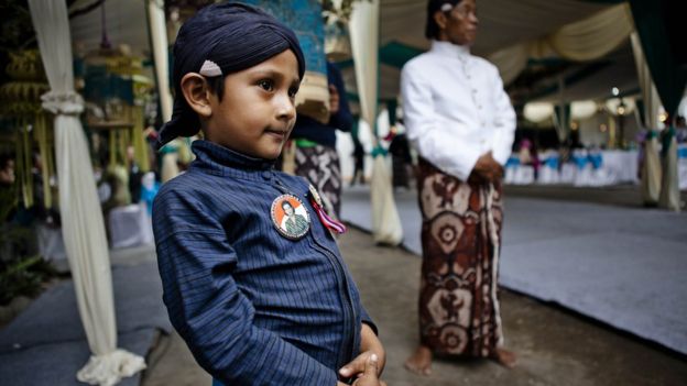 Un niño de Yogyakarta con una imagen de la reina durante la campaña política para el senado.