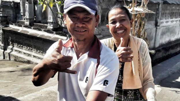 Imagem mostra homem e mulher de vila na Indonésia se comunicando pela linguagem de sinais chamada Kata Kolok