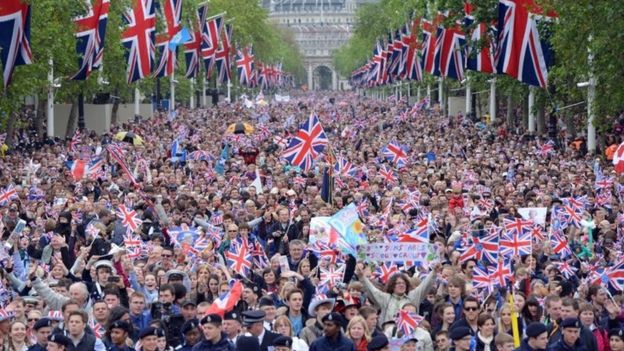 Queen's Platinum Jubilee: Reign to be marked at street pageant - BBC News