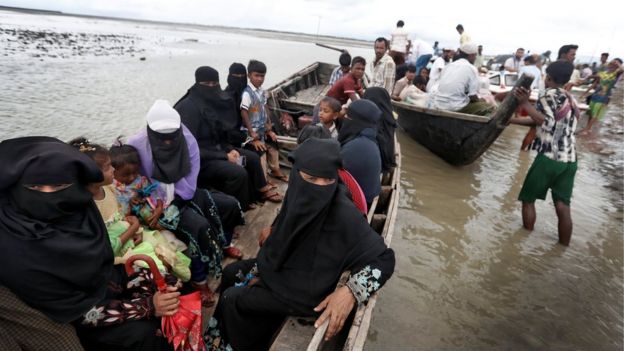 কক্সবাজারে অপেক্ষমান শরণার্থী বোঝাই নৌকা।