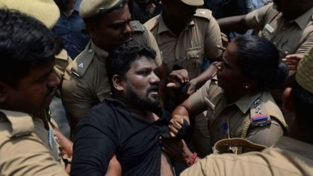 காவிரி மேலாண்மை வாரியம் அமைக்கக் கோரி சென்னையில் நடந்த போராட்டம் ஒன்றில் போலீஸ் பிடியில் இளைஞர் ஒருவர்.