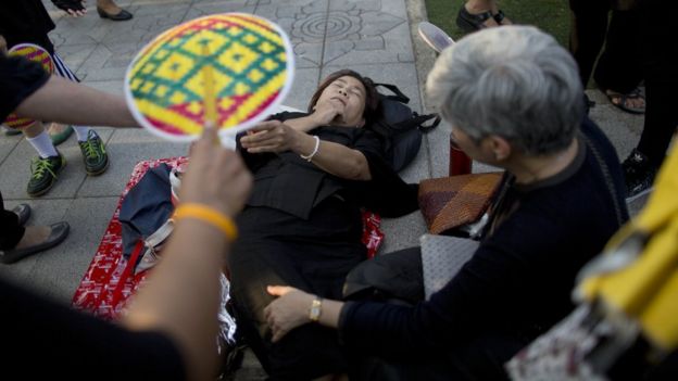 Bystanders help woman who fainted after the procession's arrival - 14 October