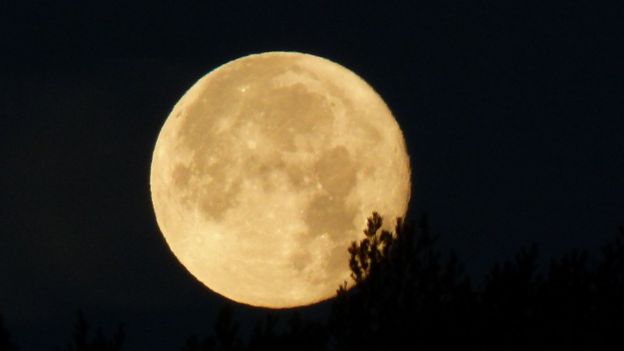 Scots go lunar for 'Supermoon' - BBC News