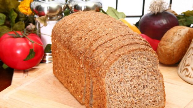 Hoy día, el pan de Ezekiel se vende en las tiendas de alimentos saludables en todo el mundo, promocionado como un superalimento. Foto: GETTY IMAGES