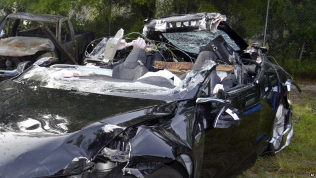 Auto Tesla chocado