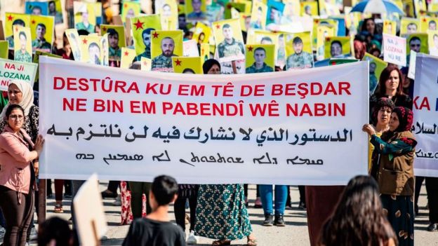 Salı günü Suriye'nin Kamışlı kentindeki BM binası önünde gösteri düzenleyenler, Suriyeli Kürt siyasi oluşumlarının Komite'de temsil edilmemesini protesto etti.