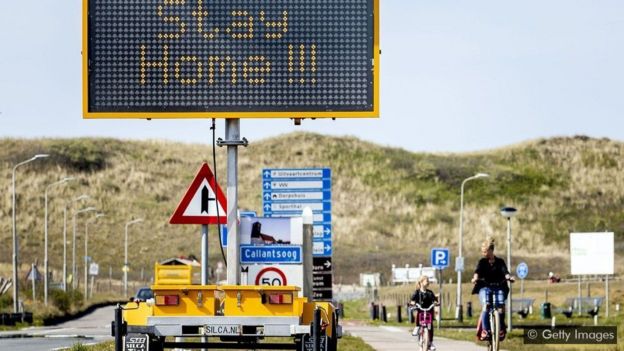 Una señal de tráfico en el norte de Países Bajos insta a los residentes holandeses a quedarse en casa