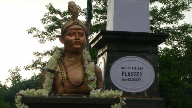 পলাশী যুদ্ধের স্মৃতিসৌধে সিরাজউদ্দৌলার ভাস্কর্য