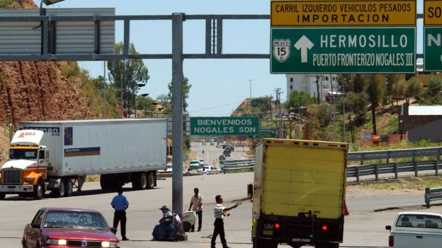 Camiones en la frontera entre Estados Uidos y México