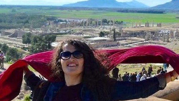 Female tourist in Iran removing her hijab