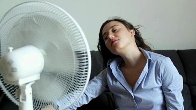 بعض الناس يلجأ إلى المراوح الكهربائية