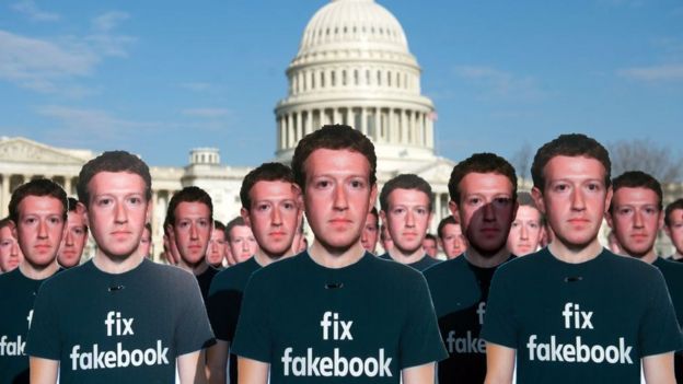 Manifestantes con imágenes de Mark Zuckerberg pidiendo que se arregle Facebook.