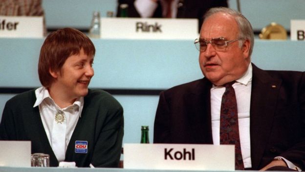 Kohl y su recién nombrada ministra, Merkel, en una reunión de la CDU en Hamburgo en 1991.
