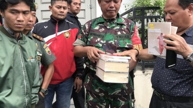 Aparat mengamankan buku berunsur PKI di Padang