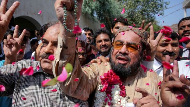 Supporters shower rose petals on Islamic cleric Mufti Abdul Qavi (R), who had been embroiled in controversy with slain social media celebrity Qandeel Baloch