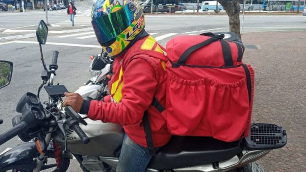O motoboy Robson Silva, de capacete