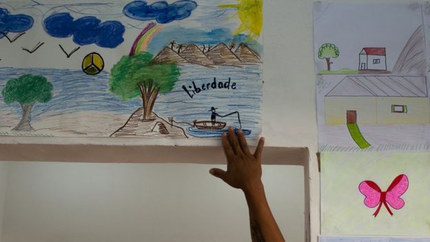 Desenho feito por presa, com a palavra "liberdade"