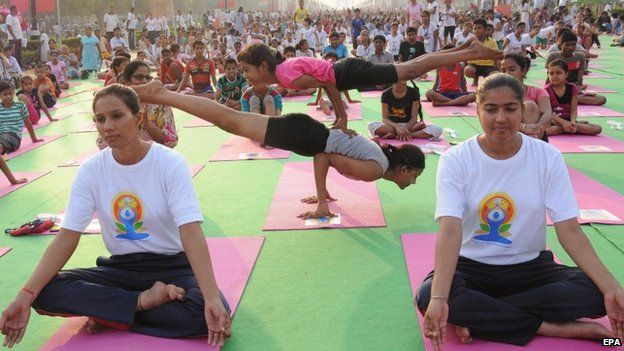 Yoga enthusiasts rehearse ahead of International Yoga Day at Rajpath in New Delhi, India, 19 June 2015