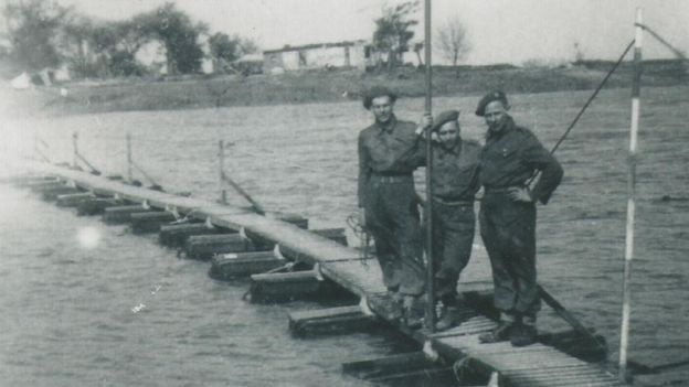 Soldados sobre el puente que Jorge Sanjinez ayudó a construir.