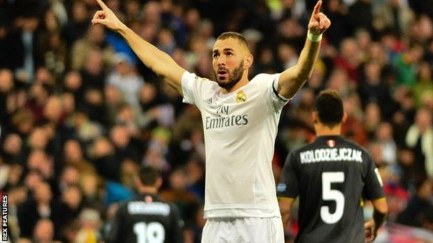 Mshambuliaji wa Real Madrid Karim Benzima, 29, anatarajiwa kusaini mkataba mpya hata kama klabu yake itamsajili Kylian Mbappe, 18, kutoka Monaco. (Marca)