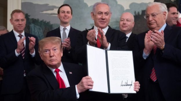 Benjamin Netanyahu e Donald Trump. que mostra assinatura do reconhecimento das Colinas de Golã como território de Israel