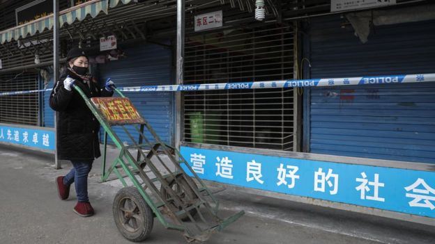 Salgının ortaya çıkmasının ardından Wuhan'daki Huanan balık pazarı kapatıldı.