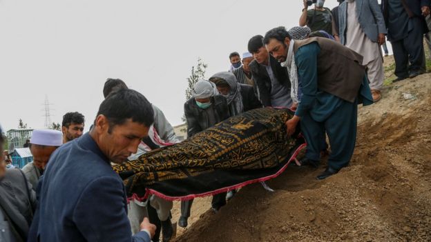 Enterro das vítimas em cemitério de Cabul