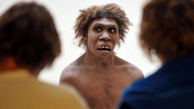 Un modelo que representa a un neandertal en el Museo Nacional de Prehistoria de Francia.