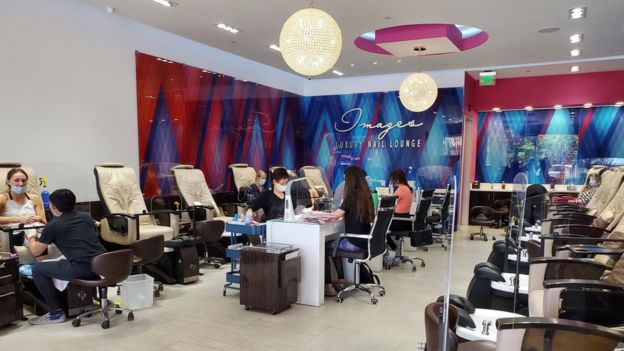 Tiệm Studio 18 Nail Bar ở thành phố Tustin thuộc Orange County, nam California trong ngày đầu tiên mở cửa lại tiệm nail sau hơn 3 tháng phải đóng cửa vì dịch COVID-19.