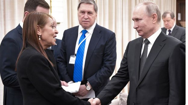 The mother of a jailed Israeli woman shakes hands with Russian President Vladimir Putin in Jerusalem