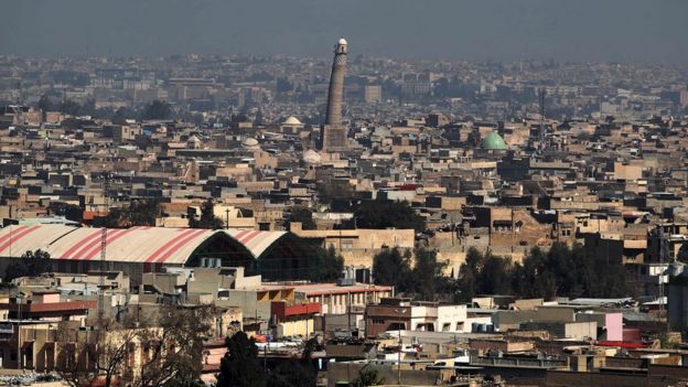 A general view shows the leaning minaret of the Great Mosque of al-Nuri in Mosul (10 March 2017)