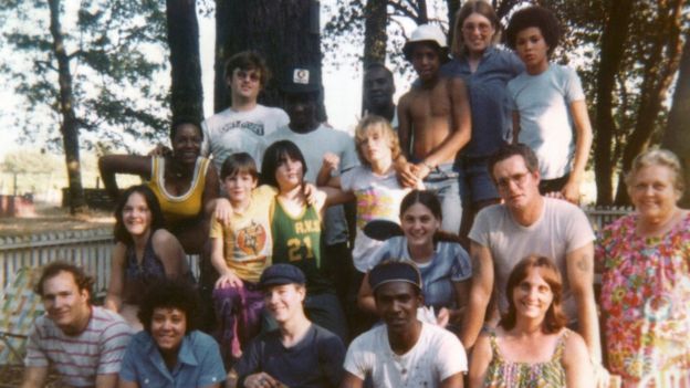 Miembros del grupo y sus amigos fotografiados en 1975 en el rancho de Redwood Valley.