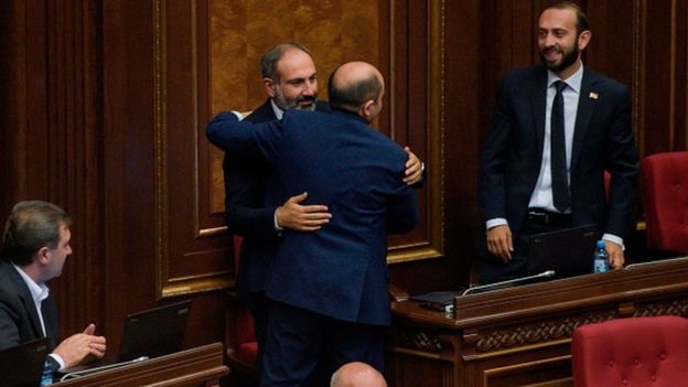 Baş nazir seçilən Nikol Paşinyanı həmkarları təbrik edib
