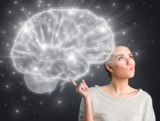 Imagem mostra mulher com um dedo levantado junto à ilustração de um cérebro iluminado