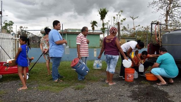 Pobladores en San Juan reciben agua