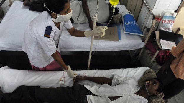 paciente com malária sendo atendido na Índia