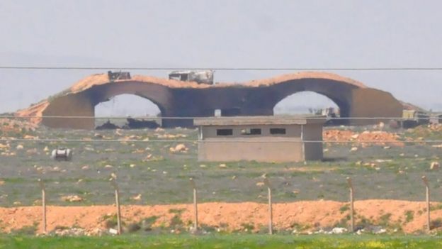 Esta fotografía supuestamente tomada después del ataque estadounidense parecería mostrar un hangar dañado en Shayrat.