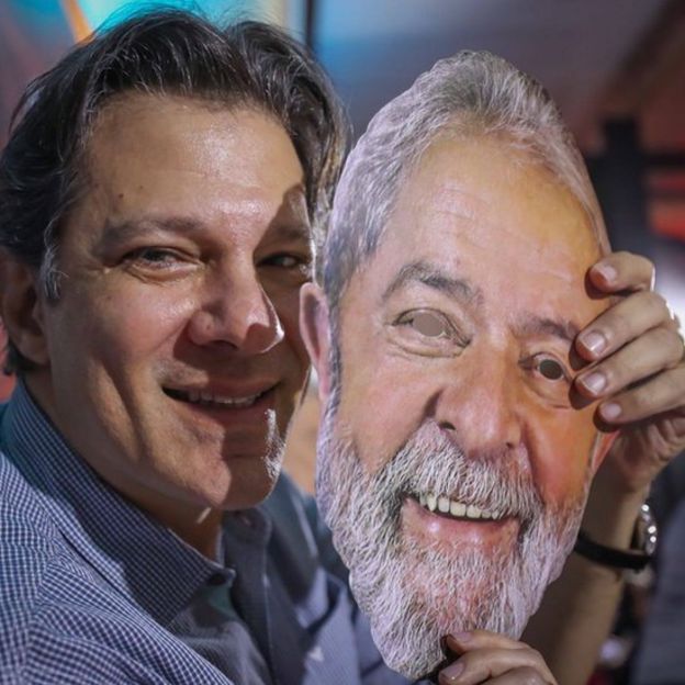 Fernando Haddad com mÃ¡scara de Lula